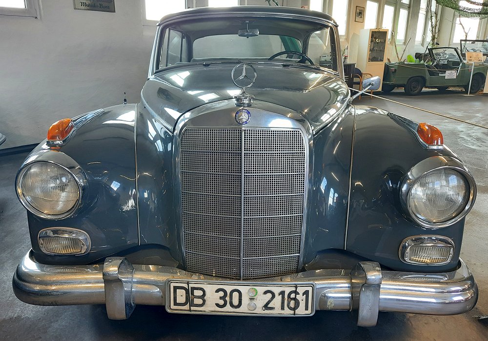 Mercedes-Benz 300 d