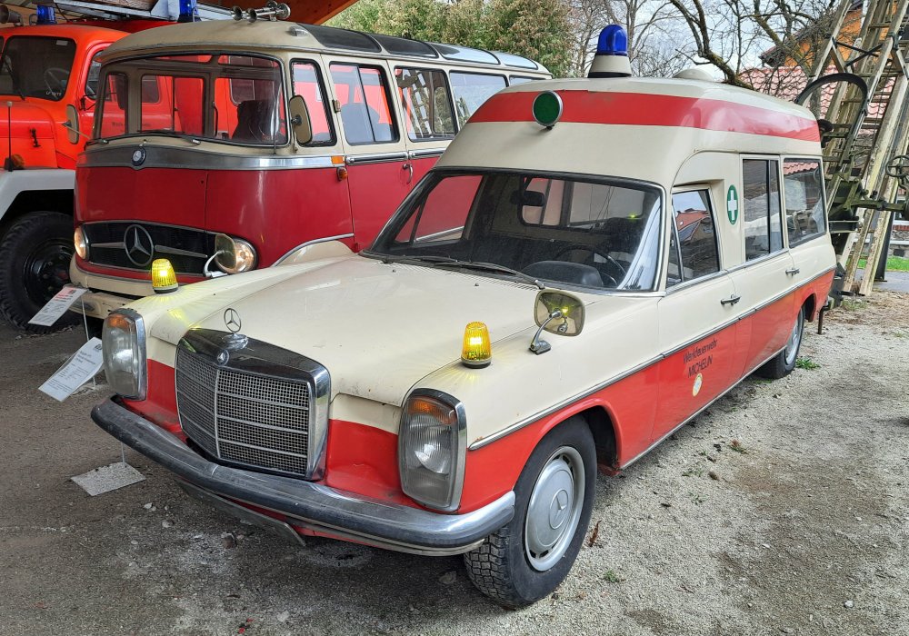 Binz Mercedes-Benz 220 D Europ 1200 L Ambulance, 1971