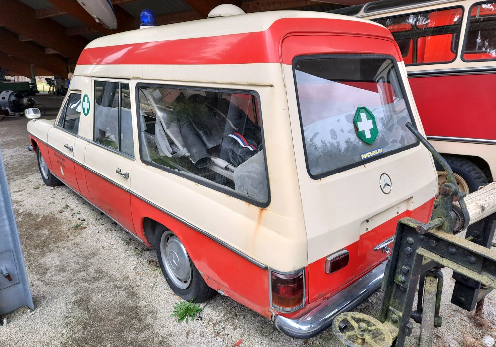 Binz Mercedes-Benz 220 D Europ 1200 L Ambulance, 1971