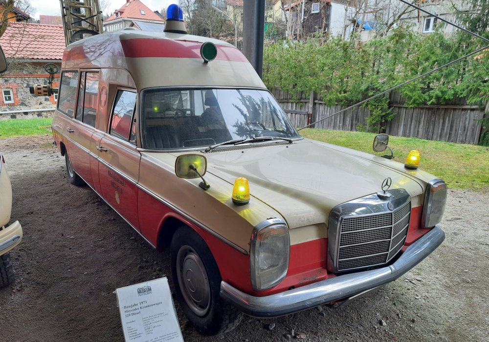Binz Mercedes-Benz 220 D Europ 1200 L Ambulance, 1971