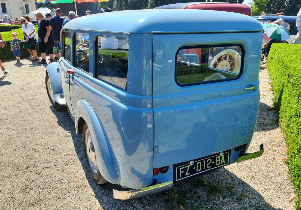 Renault Dauphinoise R2101 Familiale