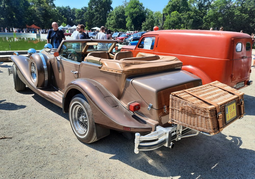 Excalibur Roadster Series IV