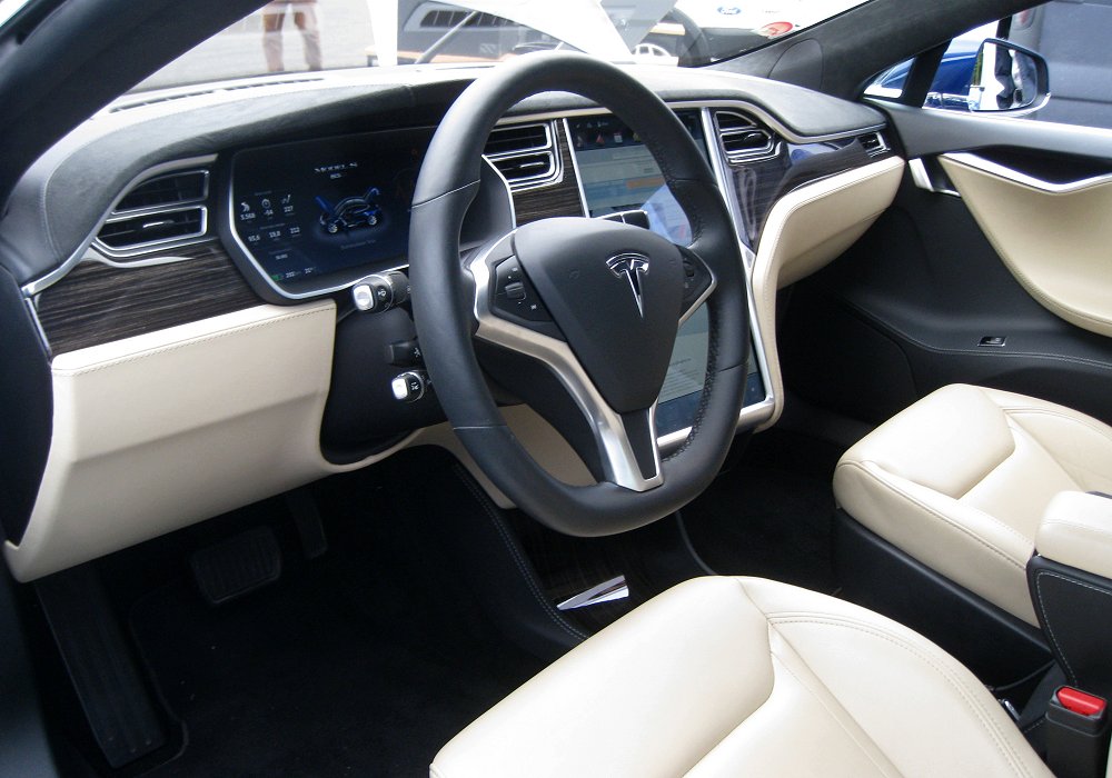 Tesla Model S 85D, 2015