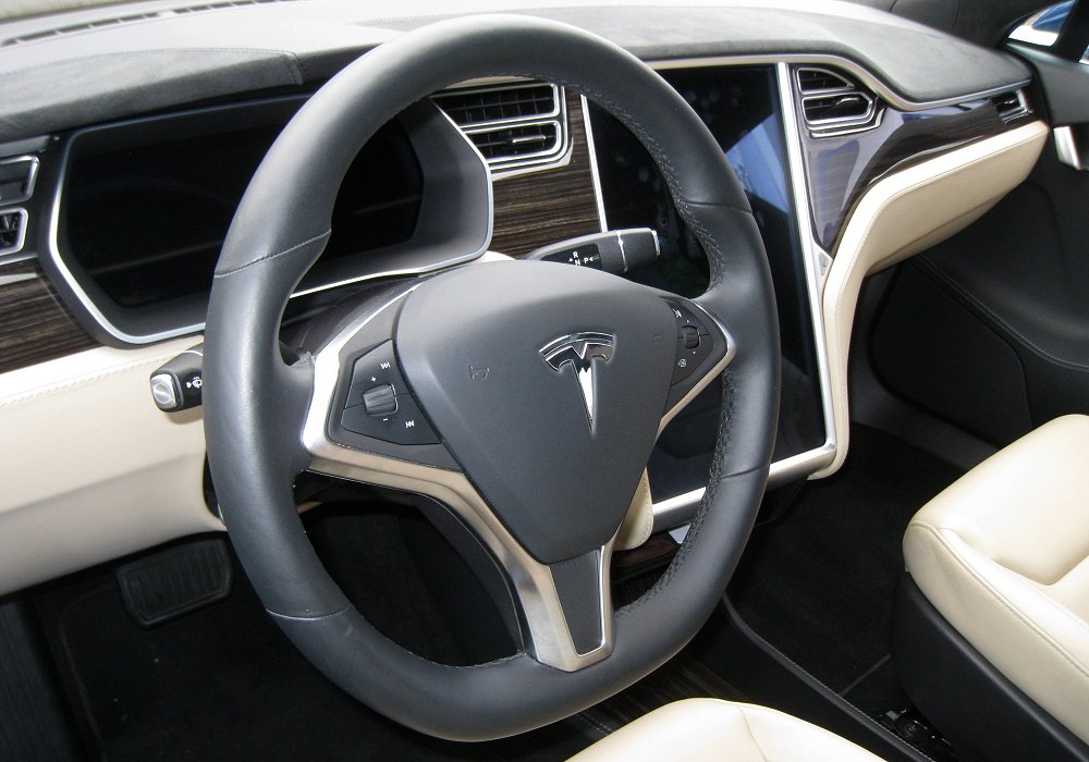 Tesla Model S 85D, 2015