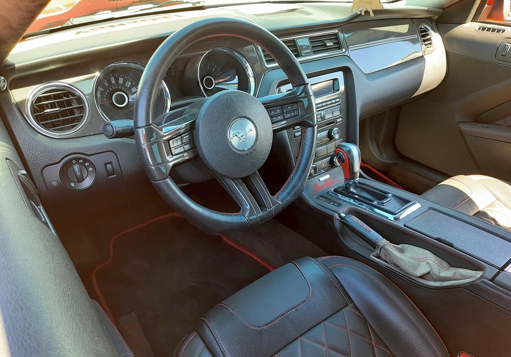 Ford Mustang V6 305 automatic, 2014