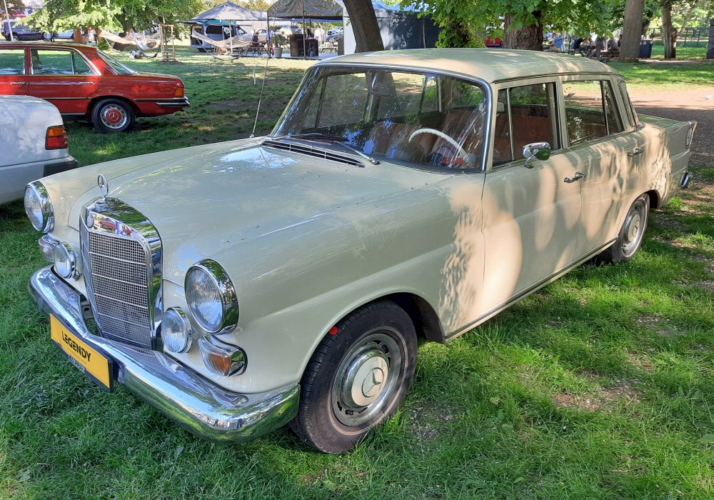 Mercedes-Benz 200 D
