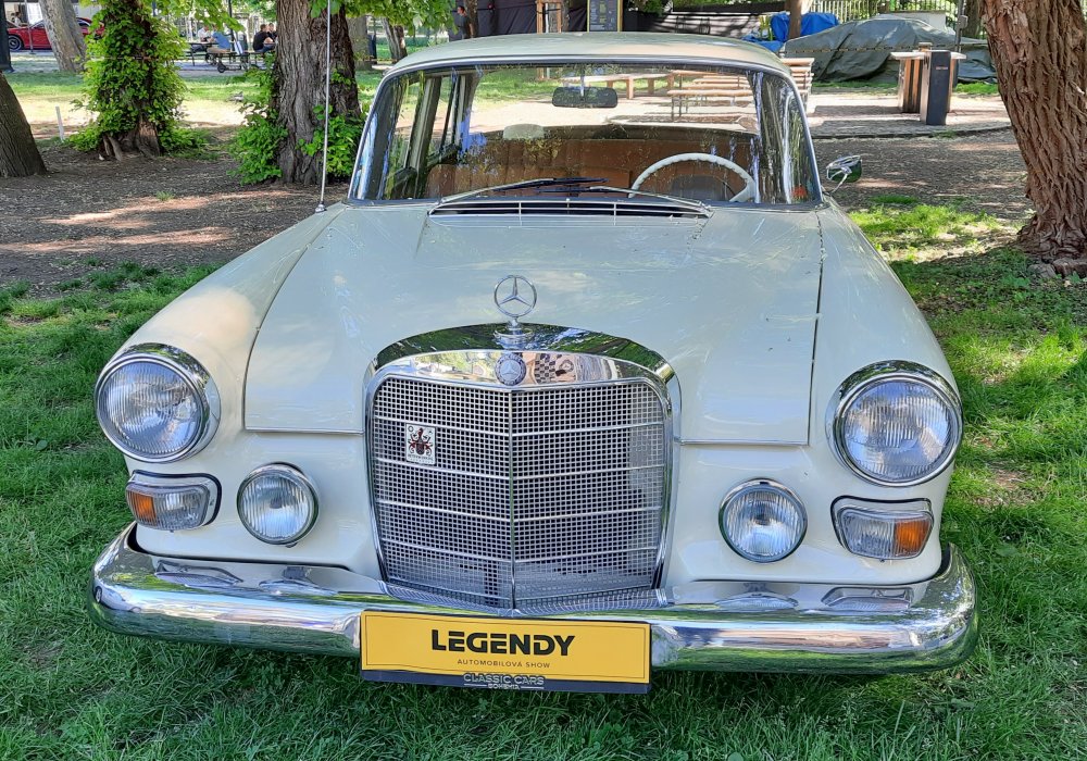 Mercedes-Benz 200 D