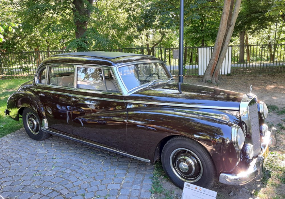 Mercedes-Benz 300