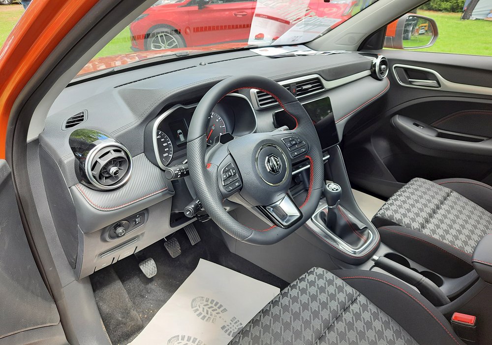 MG ZS 1.5i Essential Plus, 2025