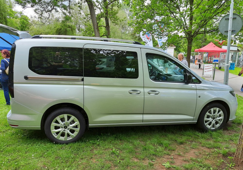 Ford Tourneo Connect 2.0 EcoBlue L2 AT Titanium, 2025