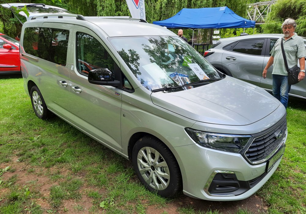 Ford Tourneo Connect 2.0 EcoBlue L2 AT Titanium, 2025