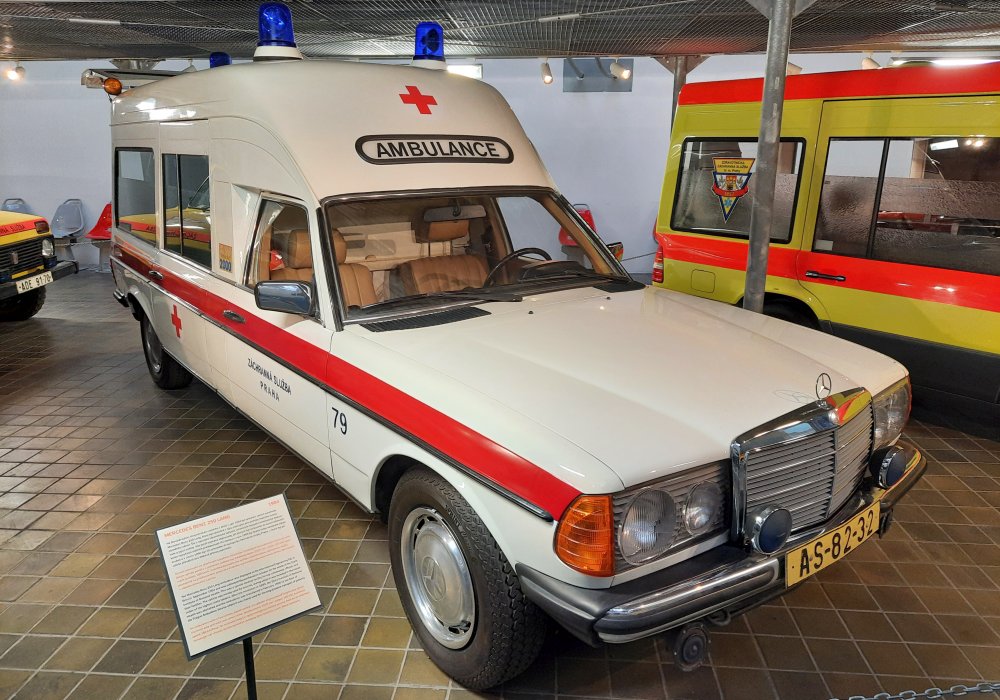 Binz Mercedes-Benz 250 Lang Ambulance 2000, 1984