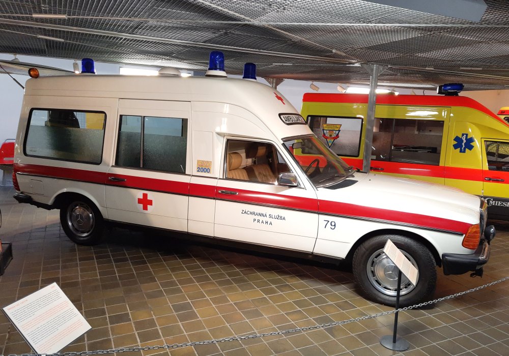Binz Mercedes-Benz 250 Lang Ambulance 2000, 1984