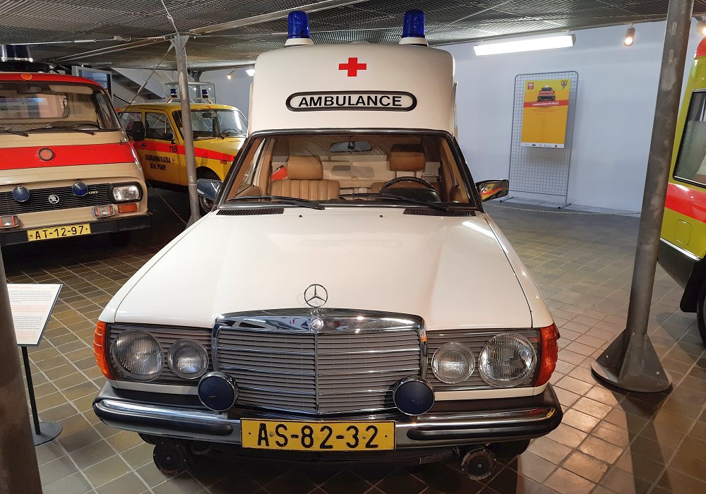 Binz Mercedes-Benz 250 Lang Ambulance 2000, 1984