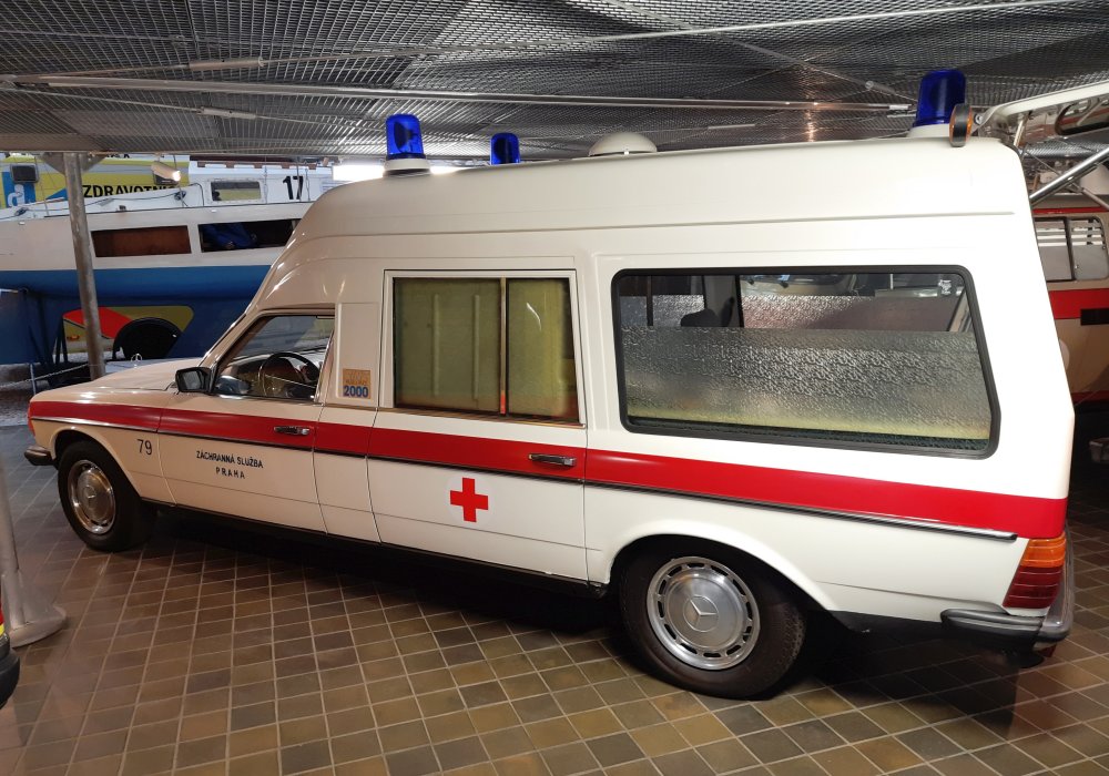 Binz Mercedes-Benz 250 Lang Ambulance 2000, 1984
