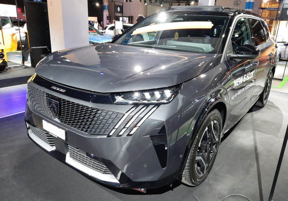 Peugeot E-5008 210