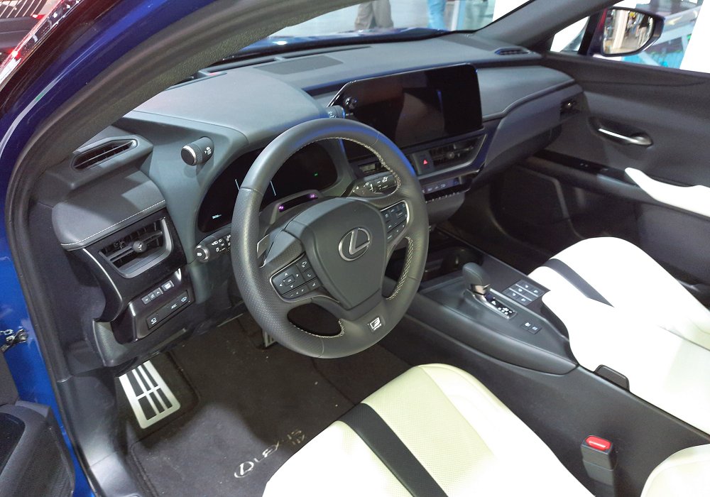 Lexus UX 300h AWD F Sport, 2024