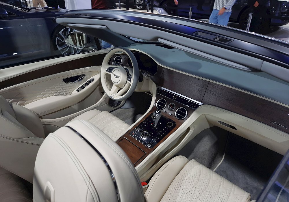Bentley Continental GTC Azure 4.0 V8 Hybrid, 2025