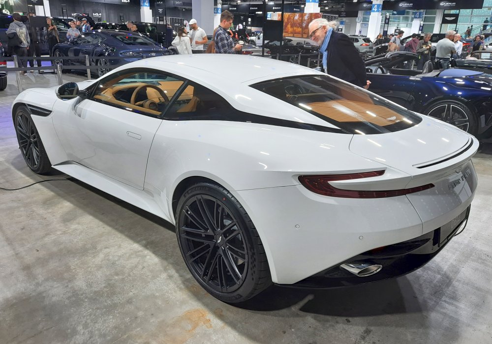 Aston Martin DB12 Coupe V8, 2025