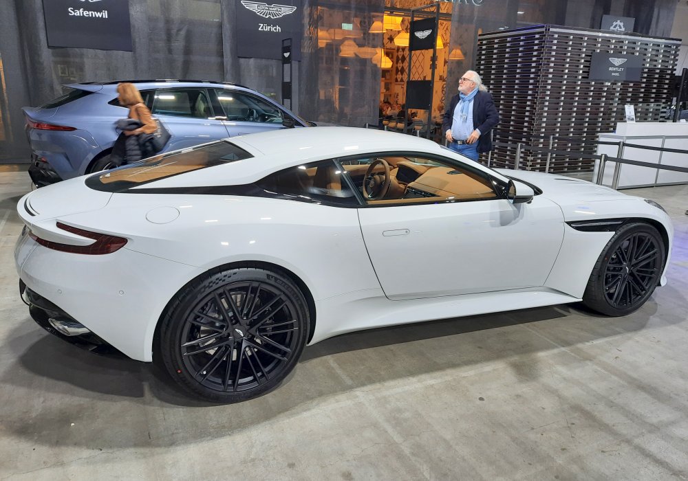 Aston Martin DB12 Coupe V8, 2025