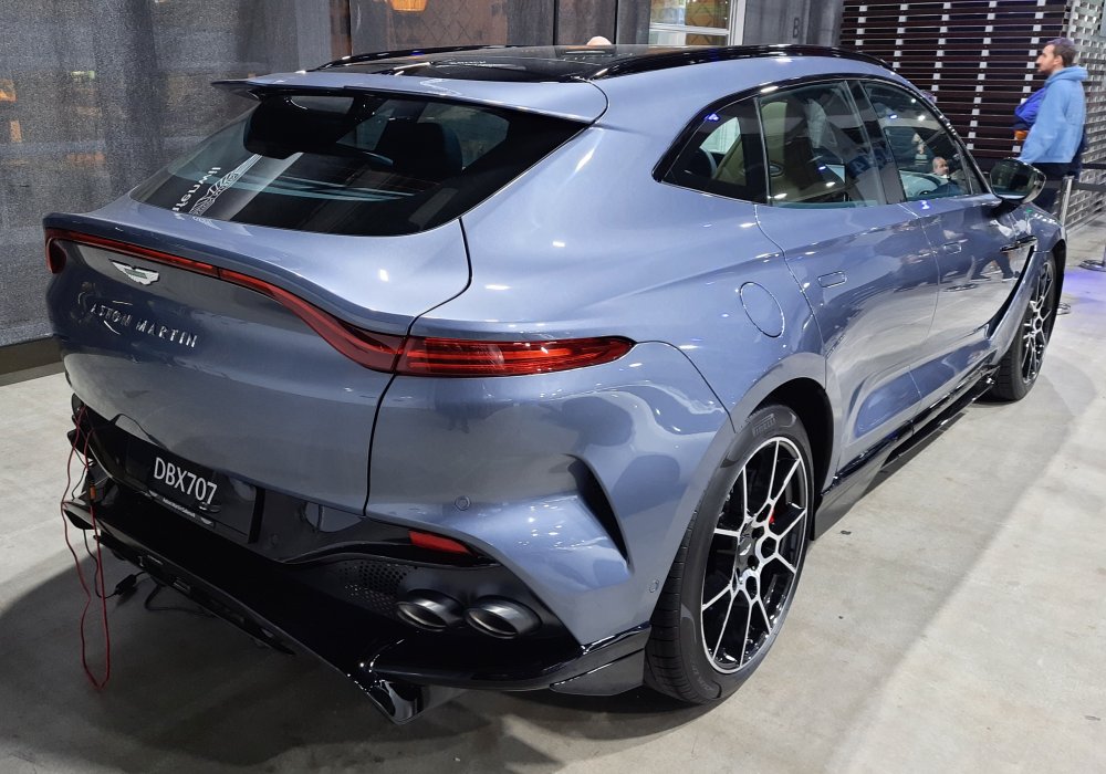 Aston Martin DBX707