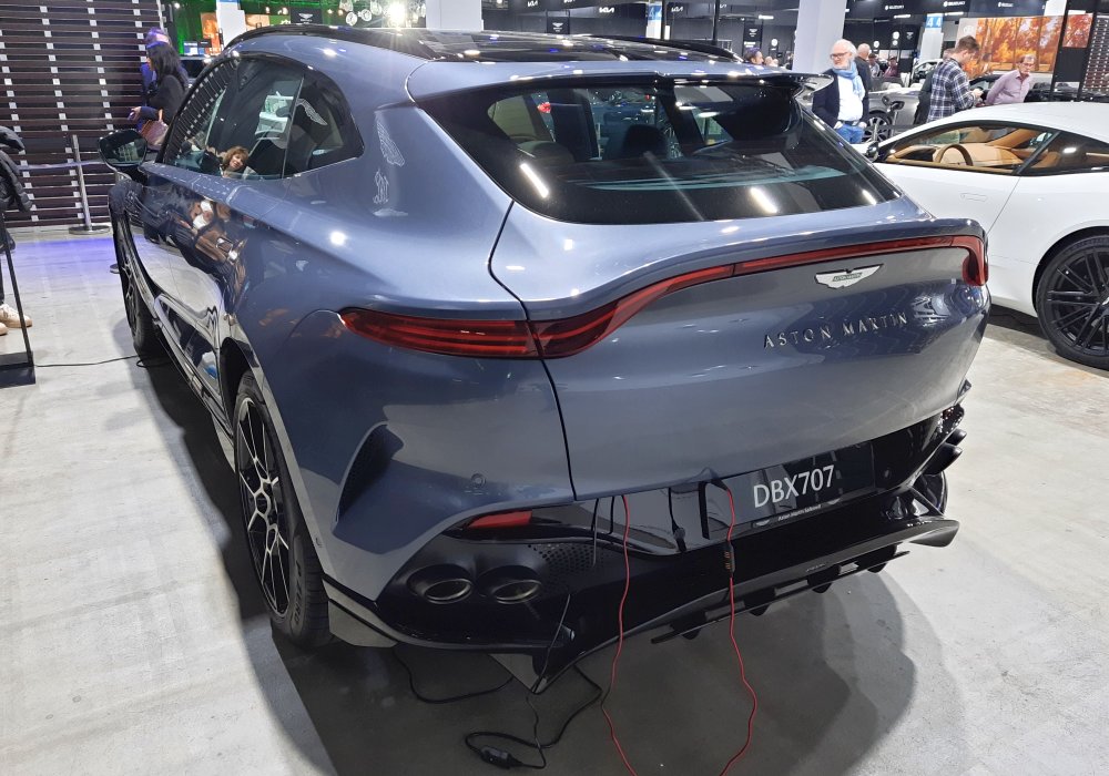 Aston Martin DBX707