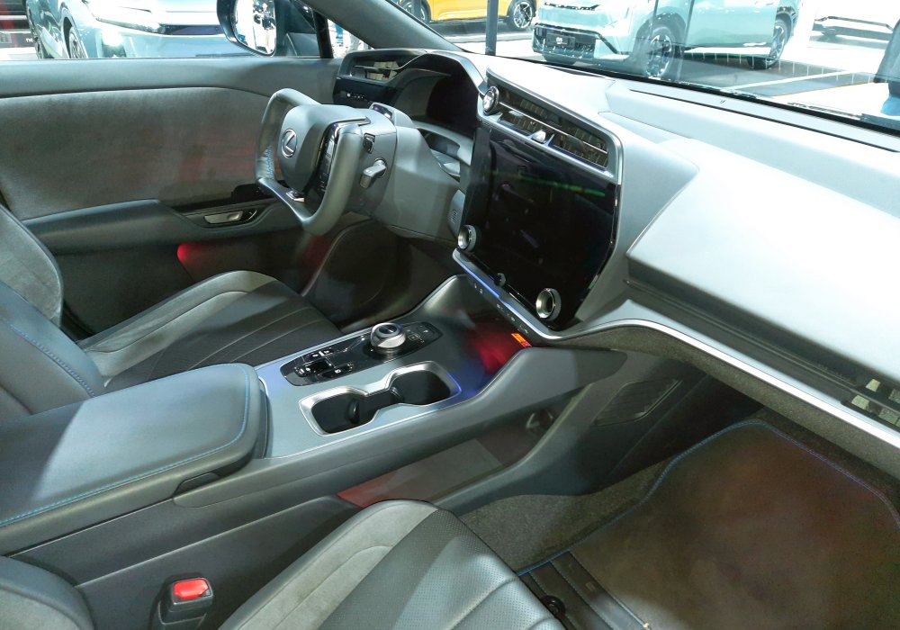Lexus RZ 550e F Sport, 2025