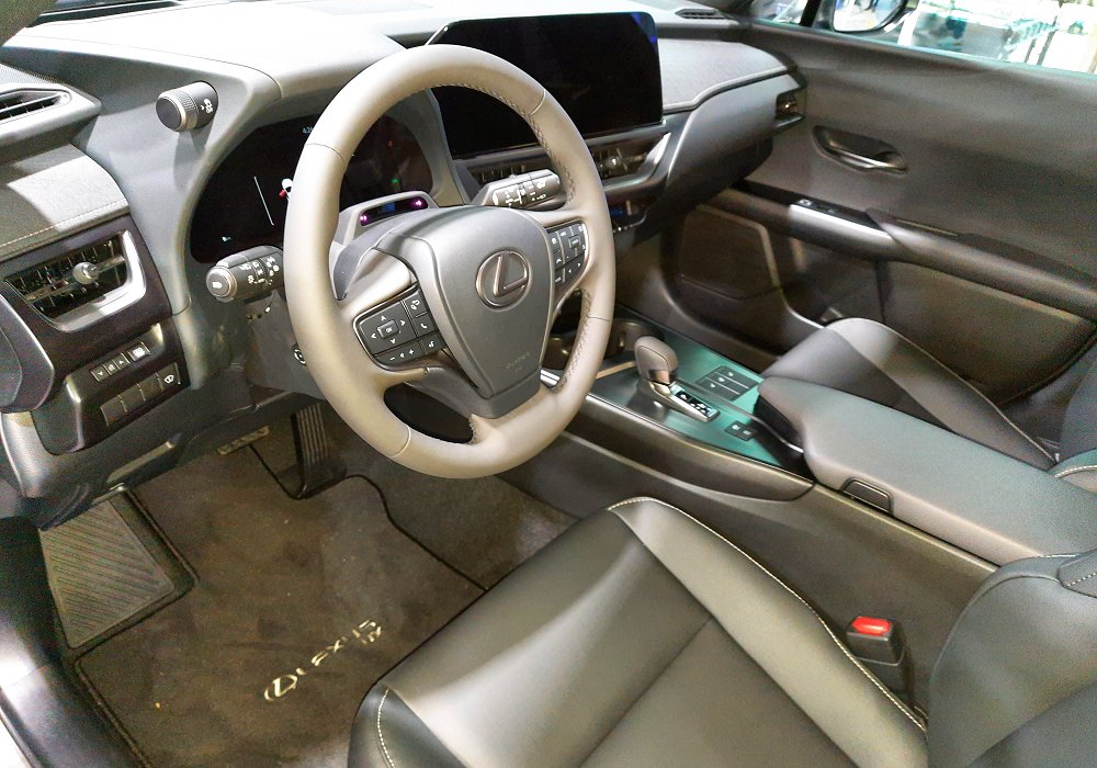 Lexus UX 300h AWD F-Line, 2025