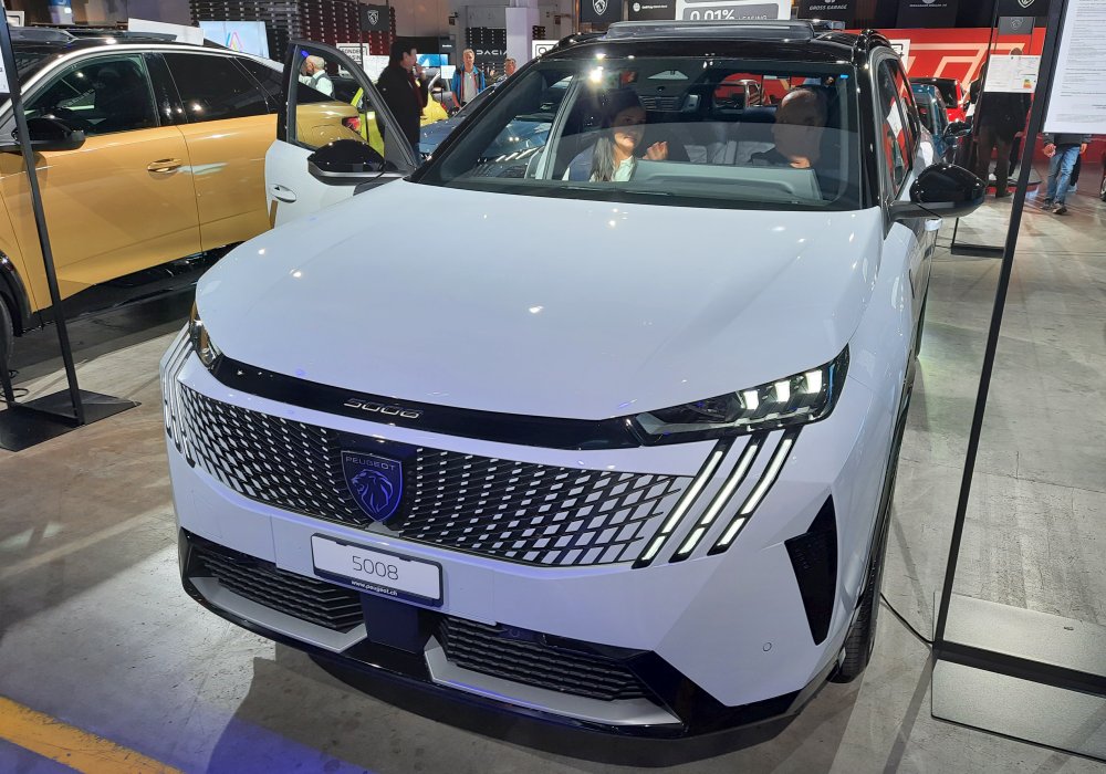 Peugeot E-5008 Dual Motor 325 AWD, 2025