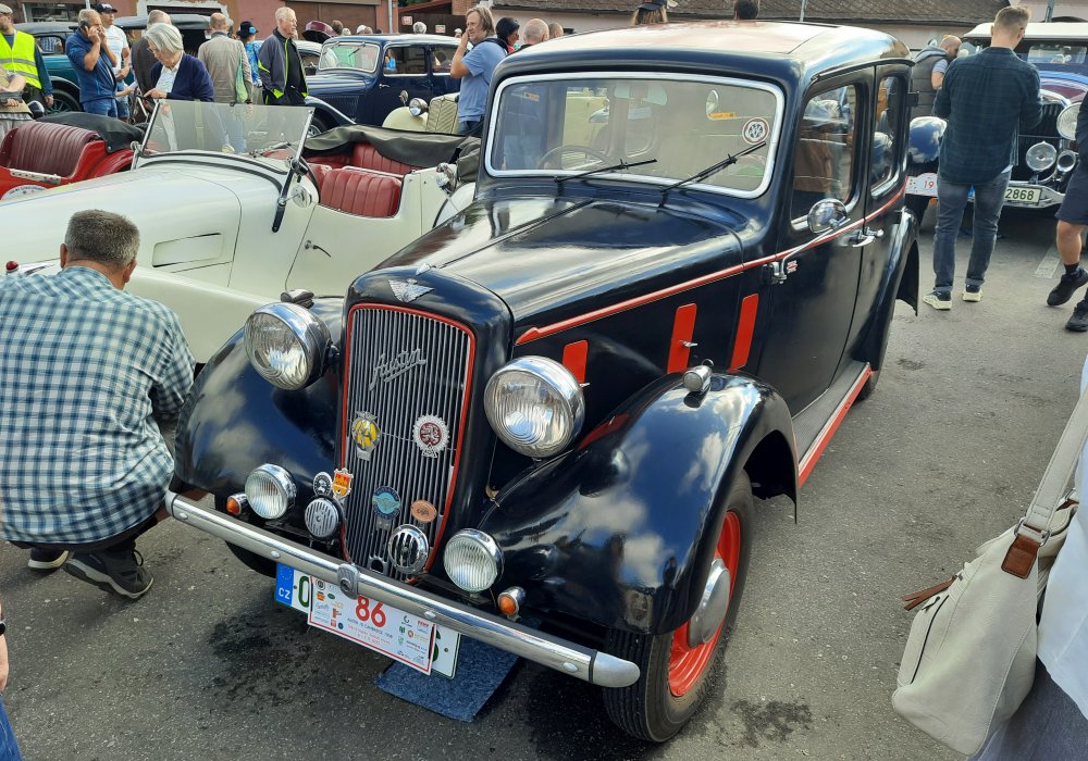 Austin 10 Cambridge Saloon